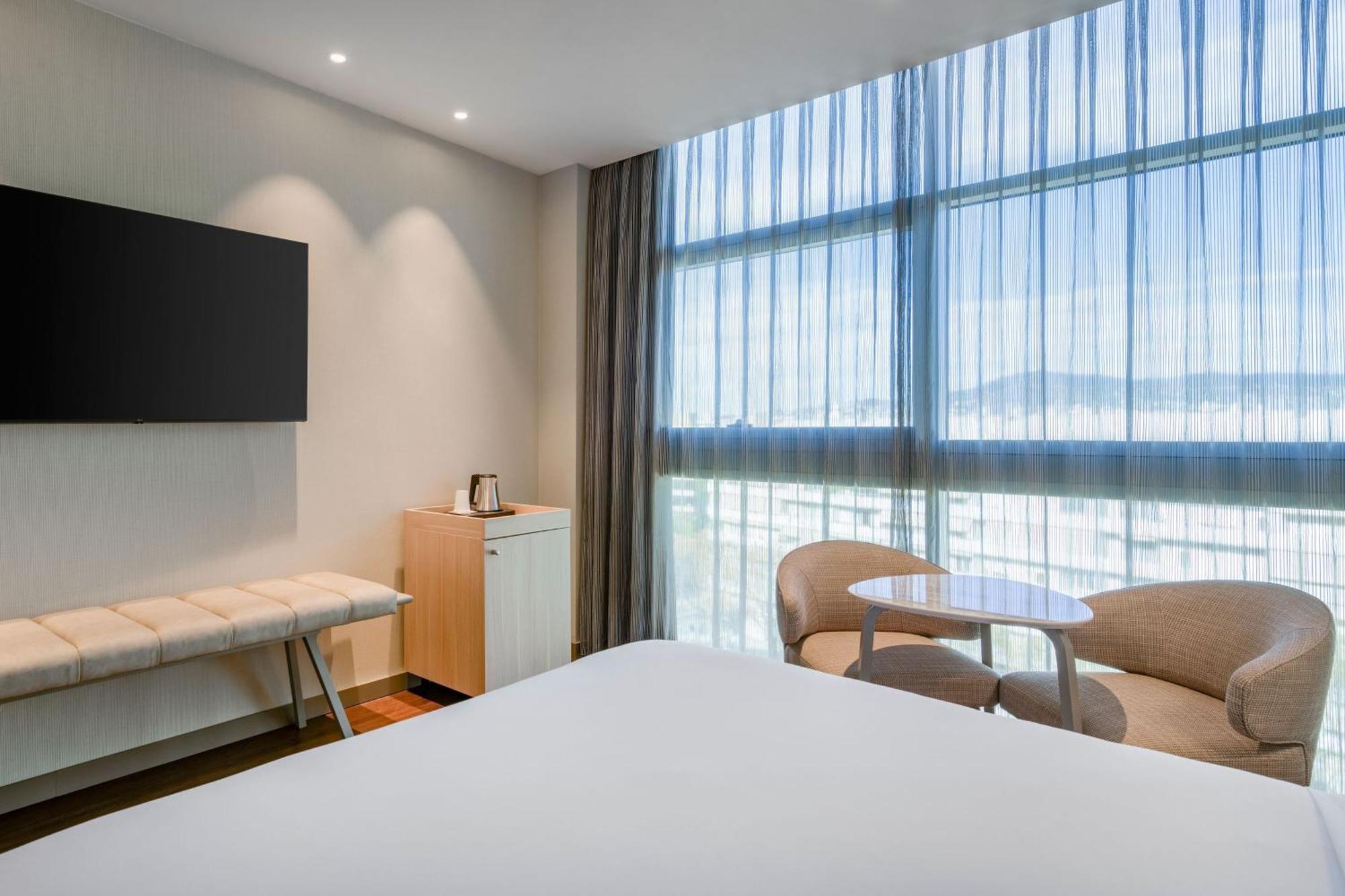 Ac Hotel Som By Marriott Оспиталет-де-Льобрегат Экстерьер фото