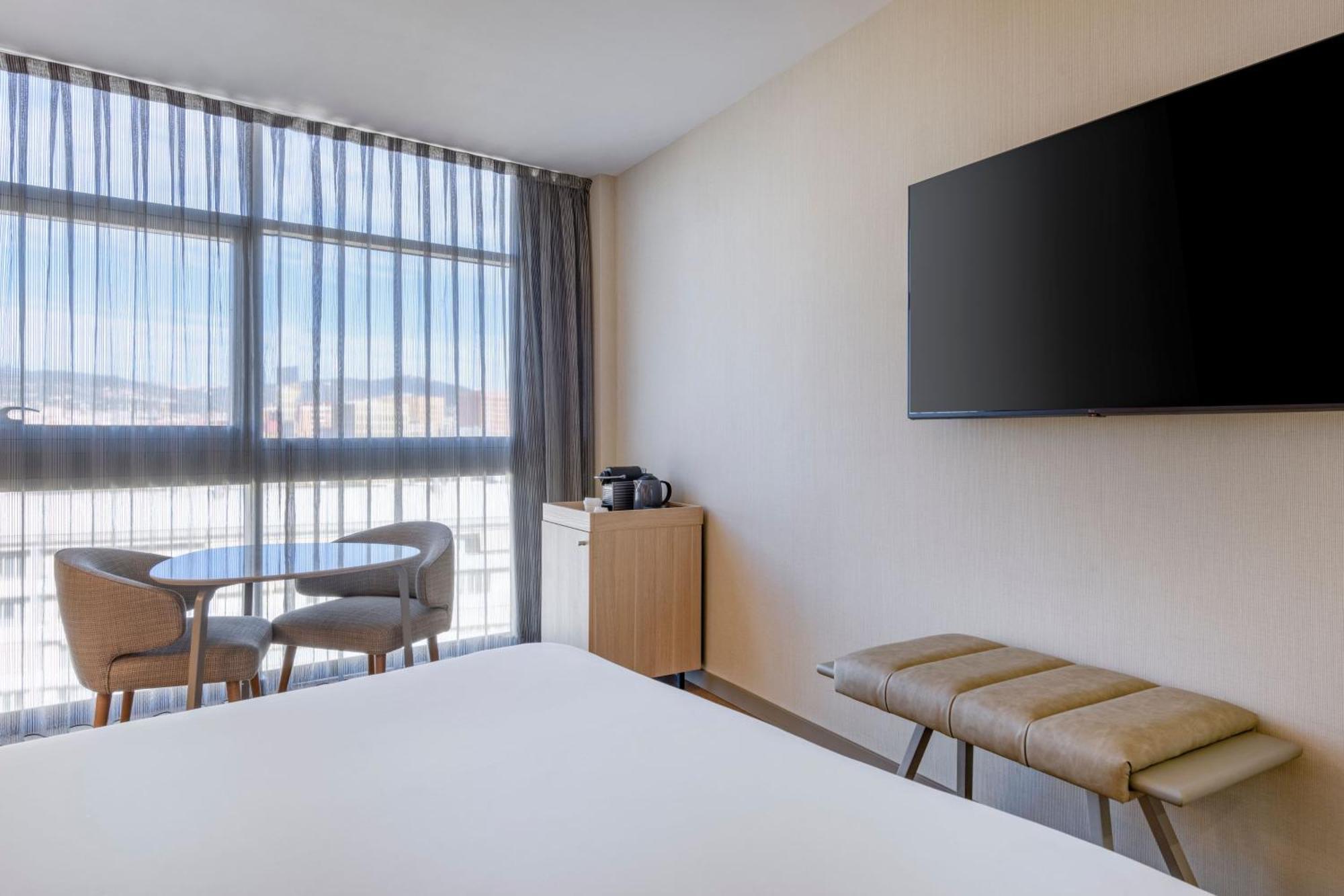 Ac Hotel Som By Marriott Оспиталет-де-Льобрегат Экстерьер фото